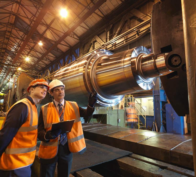 西方人,三个人,伙伴,朋友,机修工,工厂,站,说,横图,室内,白天,正面,工作服,制服,讨论,友谊,合作,团队,机器,帽子,照明,欧洲,欧洲人,阴影,光线,材料,档案,头盔,文件,影子,纸,屋顶,灯光,顶棚,注视,吊灯,灯,工人,安全帽,手稿,资料,灯具,观察,看,站着,机械,战略,观看,证明,照亮,察看,照明设备,关注,文档,联合,合谋,工作制服,交流,配合,协作,男人,男性,年轻男性,中年男性,白种人,机械师,机修工人,沟通,讲话,交谈,商讨,说话,谈话,站立,半身,彩图,工作套服,工地,制造厂,安全服,反光背心,反光服,反光衣