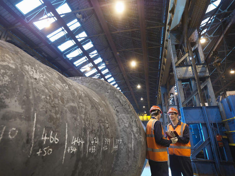 西方人,两个人,机修工,工厂,站,说,横图,室内,白天,正面,工作服,制服,讨论,窗户,帽子,金属制品,照明,欧洲,欧洲人,阴影,光线,钢铁,金属,头盔,影子,灯光,注视,吊灯,玻璃窗,灯,工人,安全帽,灯具,观察,看,站着,观看,照亮,察看,照明设备,关注,工作制服,交流,男人,男性,年轻男性,白种人,机械师,机修工人,沟通,讲话,交谈,商讨,说话,谈话,站立,半身,彩图,工作套服,工地,制造厂,安全服,反光背心,反光服,反光衣