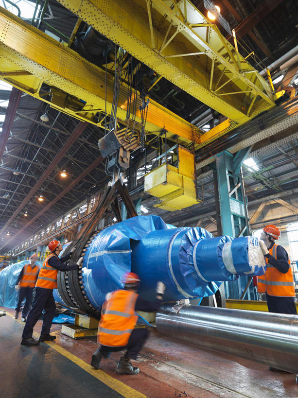 西方人,四个人,伙伴,朋友,机修工,工厂,蹲,竖图,室内,白天,仰视,工作服,制服,友谊,合作,团队,技术,建筑,帽子,照明,欧洲,欧洲人,握,阴影,光线,头盔,影子,灯光,拿,拿着,注视,设备,吊灯,灯,施工,工人,安全帽,灯具,观察,看,机械,起重机,战略,握着,观看,照亮,工程,察看,照明设备,关注,联合,合谋,工作制服,配合,协作,男人,男性,年轻男性,年轻女性,女人,女性,白种人,机械师,机修工人,蹲着,彩图,低角度拍摄,全身,工作套服,工地,制造厂,安全服,反光背心,反光服,反光衣