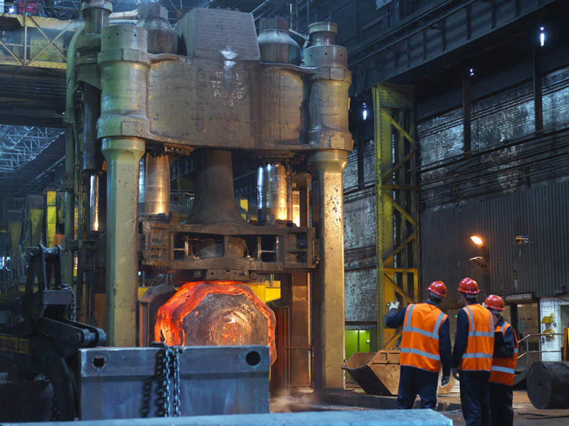 西方人,三个人,伙伴,朋友,机修工,工厂,站,横图,室内,白天,工作服,制服,友谊,合作,团队,机器,帽子,金属制品,欧洲,欧洲人,连接,组合,融化,钢材,钢铁,金属,工具,头盔,注视,工人,背面,安全帽,观察,看,站着,机械,战略,观看,链接,固定,五金,察看,紧固,关注,拼接,拼凑,熔化,拼合,凑集,聚合,撮合,链结,牢固,联合,合谋,夹持,夹钳,工作制服,溶化,熔解,消溶,配合,协作,男人,男性,年轻男性,年轻女性,女人,女性,白种人,机械师,机修工人,站立,半身,彩图,工作套服,工地,制造厂,安全服,反光背心,反光服,反光衣