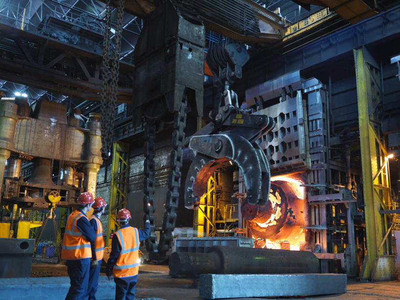 西方人,三个人,伙伴,朋友,工厂,站,横图,室内,白天,工作服,制服,友谊,安全,合作,团队,机器,技术,建筑,帽子,欧洲,欧洲人,一辆,握,融化,材料,档案,头盔,文件,眼镜,防护,拿,拿着,注视,设备,施工,背面,安全帽,资料,观察,看,靠,靠着,站着,机械,起重机,战略,握着,观看,护目镜,保护,工程,察看,关注,锅炉,文档,保险,熔化,保全,周全,安稳,安定,联合,合谋,三顶,安全防护眼镜,工作制服,溶化,熔解,消溶,汽锅,配合,平安,协作,男人,男性,年轻男性,年轻女性,女人,女性,白种人,站立,半身,彩图,工作套服,工地,制造厂,安全服,反光背心,反光服,反光衣,防护眼镜