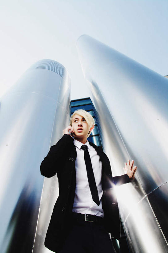 西方人,一个人,商务人士,商务男性,站,打电话,竖图,室外,白天,仰视,衬衫,电梯,电话,手机,欧洲,欧洲人,仅一个男性,仅一个人,握,阴影,套装,朦胧,模糊,光线,影子,电动扶梯,自动扶梯,运输工具,拿,拿着,注视,通讯设备,仅一个年轻男性,一个,蓝色,蓝天,天空,阳光,天,观察,看,站着,搭,握着,晴朗,单个,观看,察看,搭着,关注,商务装,工薪阶层,万里无云,交流,男人,男性,年轻男性,白种人,白领,上班族,晴空,晴空万里,沟通,通话,站立,半身,彩图,低角度拍摄,衬衣,扶手电梯,升降设备,运输带,自动行人电梯,电扶梯