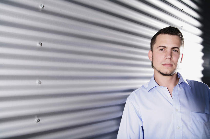 西方人,胡须,一个人,商务人士,商务男性,站,横图,室内,白天,正面,衬衫,门,欧洲,欧洲人,仅一个男性,仅一个人,阴影,套装,朦胧,模糊,反射,影子,注视,仅一个年轻男性,门框,观察,看,靠,靠着,站着,观看,卷帘门,察看,关注,商务装,工薪阶层,男人,男性,年轻男性,白种人,胡子,络腮胡,白领,上班族,站立,半身,彩图,衬衣