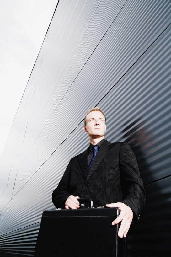 西方人,一个人,商务人士,商务男性,站,竖图,室外,白天,仰视,衬衫,欧洲,欧洲人,仅一个男性,仅一个人,握,阴影,套装,朦胧,模糊,光线,包,公文包,影子,墙,拿,拿着,扭头,注视,墙壁,墙面,仅一个年轻男性,一个,黑色,阳光,观察,看,站着,转头,握着,单个,公事包,观看,察看,关注,商务装,工薪阶层,男人,男性,年轻男性,白种人,白领,上班族,站立,半身,彩图,低角度拍摄,衬衣