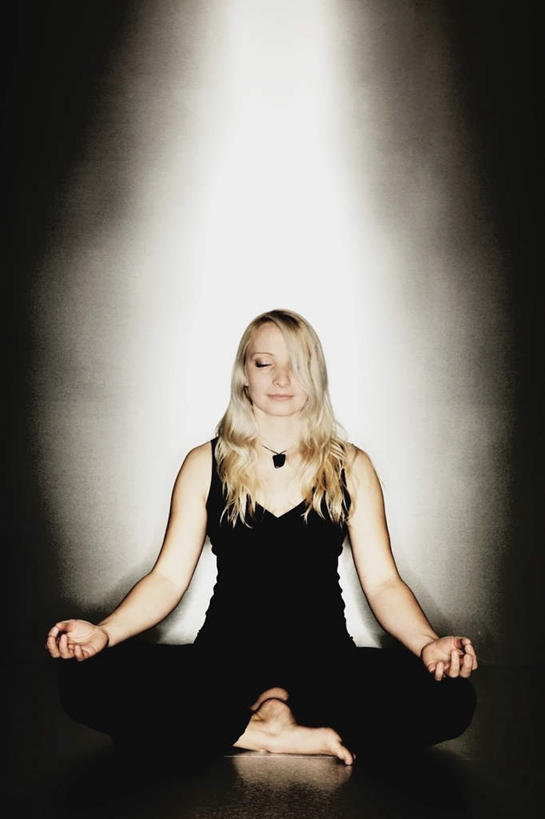 西方人,一个人,坐,盘腿,竖图,室内,白天,正面,运动服,锻炼,瑜伽,运动,欧洲,欧洲人,仅一个女性,仅一个人,服装,注视,光脚,衣服,黑色,观察,看,仅一个中年女性,赤脚,搭,养生,摄影,服饰,影棚,观看,察看,衣着,穿着,搭着,关注,莲花式,衣饰,体育,女人,女性,中年女性,白种人,盘腿而坐,盘膝,盘着腿的,盘着腿坐,双腿交叉,坐着,彩图,全身,影棚拍摄,健身,拍摄,运动装