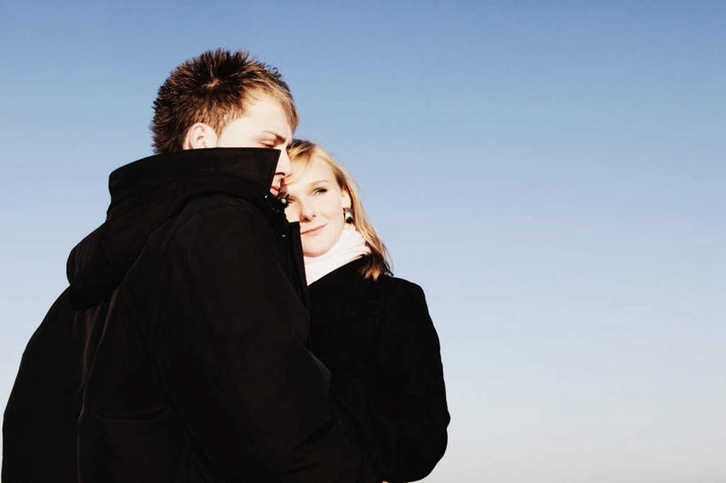 西方人,两个人,站,抱,笑,微笑,横图,室外,白天,仰视,爱情,欧洲,欧洲人,阴影,服装,光线,影子,浪漫,注视,休闲装,衣服,蓝色,黑色,蓝天,天空,阳光,天,观察,看,靠,靠着,站着,休闲,温暖,温馨,休闲服,恩爱,恋人,服饰,晴朗,抱着,观看,和睦,察看,搂着,关注,万里无云,男人,男性,年轻男性,年轻女性,女人,女性,白种人,情侣,晴空,晴空万里,怀抱,搂,搂抱,相抱,拥抱,站立,半身,彩图,低角度拍摄,伴侣,融洽