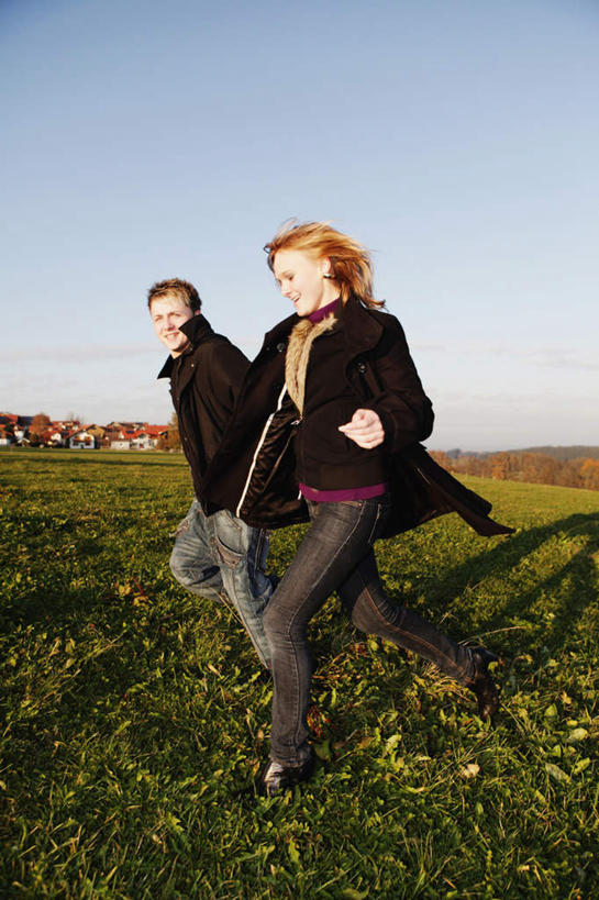 西方人,两个人,跑,握手,竖图,室外,白天,正面,爱情,草地,草坪,植物,欧洲,欧洲人,阴影,服装,光线,影子,浪漫,扭头,休闲装,草,衣服,蓝色,绿色,黑色,蓝天,天空,阳光,天,转头,休闲,温暖,温馨,休闲服,恩爱,恋人,服饰,晴朗,和睦,万里无云,男人,男性,年轻男性,年轻女性,女人,女性,白种人,情侣,晴空,晴空万里,搀手,拉手,跑步,手搀手,手拉手,手牵手,手握手,彩图,全身,伴侣,融洽