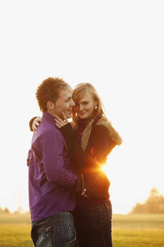 西方人,两个人,站,抱,笑,微笑,露齿笑,竖图,室外,白天,正面,爱情,草地,草坪,植物,欧洲,欧洲人,一条,阴影,服装,装饰,光线,影子,浪漫,扭头,注视,休闲装,草,树,树木,衣服,绿色,天空,阳光,自然,围巾,天,观察,看,靠,靠着,站着,转头,休闲,温暖,温馨,休闲服,连帽衫,恩爱,搭,恋人,服饰,生长,晴朗,成长,围脖,抱着,观看,保暖,华丽,点缀,和睦,察看,搂着,御寒,搭着,关注,帽衫,万里无云,衬托,美观,雅致,雅观,男人,男性,年轻男性,年轻女性,女人,女性,白种人,情侣,晴空,晴空万里,怀抱,搂,搂抱,相抱,拥抱,站立,半身,彩图,眩光,伴侣,融洽