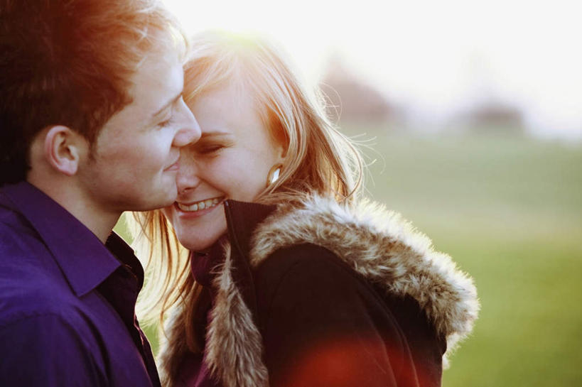 西方人,脸,头,脸颊,两个人,站,笑,微笑,露齿笑,横图,室外,特写,白天,正面,爱情,草地,草坪,植物,欧洲,欧洲人,一条,阴影,服装,朦胧,模糊,装饰,光线,影子,背光,浪漫,扭头,注视,休闲装,肩膀,装饰品,草,树,树木,衣服,绿色,天空,阳光,自然,耳环,饰品,首饰,围巾,天,观察,看,站着,转头,休闲,温暖,温馨,休闲服,连帽衫,恩爱,恋人,服饰,生长,晴朗,成长,围脖,观看,保暖,华丽,点缀,和睦,察看,御寒,关注,逆光,帽衫,万里无云,衬托,美观,雅致,雅观,耳饰,男人,男性,年轻男性,年轻女性,女人,女性,白种人,头部,脸部,脸蛋,面部,情侣,晴空,晴空万里,站立,半身,彩图,伴侣,融洽