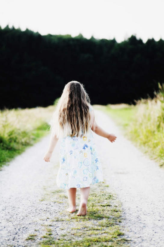 西方人,儿童,一个人,走,竖图,室外,白天,纯洁,草地,草坪,植物,道路,路,欧洲,欧洲人,仅一个女性,仅一个人,阴影,服装,朦胧,模糊,光线,影子,云,云朵,小路,交通,云彩,休闲装,草,树,树木,小孩,背面,衣服,蓝色,绿色,白云,蓝天,天空,阳光,自然,天,仅一个小孩,休闲,休闲服,可爱,童年,童趣,服饰,生长,晴朗,成长,童真,烂漫,无邪,天真,女孩,女人,女性,白种人,孩子,晴空,步行,散步,走路,彩图,全身,女生