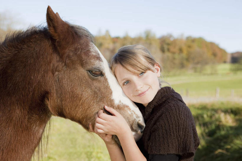 西方人,儿童,脸,头,脸颊,手,一个人,站,笑,摸,微笑,横图,室外,特写,白天,侧面,纯洁,草地,草坪,植物,马,野生动物,欧洲,欧洲人,双手,仅一个女性,仅一个人,抚摸,阴影,服装,朦胧,模糊,光线,影子,扭头,注视,休闲装,一匹,肩膀,草,树,树木,小孩,衣服,蓝色,绿色,蓝天,天空,阳光,自然,动物,天,观察,看,站着,转头,仅一个小孩,休闲,手部,休闲服,可爱,童年,童趣,运输,服饰,牲畜,生长,晴朗,成长,观看,察看,关注,童真,烂漫,无邪,万里无云,天真,女孩,女人,女性,白种人,孩子,头部,脸部,脸蛋,面部,晴空,晴空万里,触摸,接触,站立,半身,彩图,女生