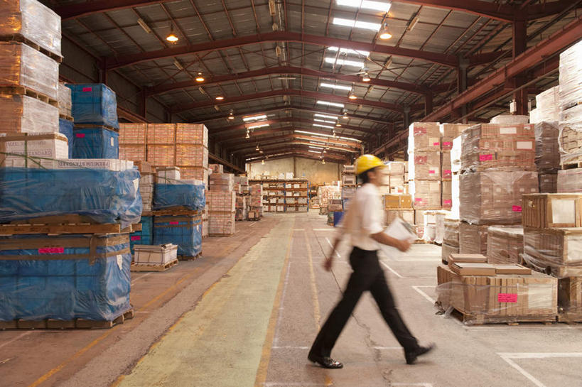 西方人,一个人,商务人士,商务男性,走,横图,室内,白天,侧面,衬衫,地板,帽子,照明,欧洲,欧洲人,仅一个男性,仅一个人,仅一个中年男性,一排,许多,套装,朦胧,模糊,整齐,包装,头盔,纸箱,灯光,地面,很多,仓库,顶灯,木地板,灯,排列,黄色,安全帽,容器,箱子,灯具,张开双腿,堆,照亮,照明设备,队列,纸板箱,商务装,工薪阶层,包装箱,一顶,展开双腿,男人,男性,中年男性,白种人,白领,上班族,步行,散步,走路,彩图,全身,衬衣,伸展双腿,堆栈