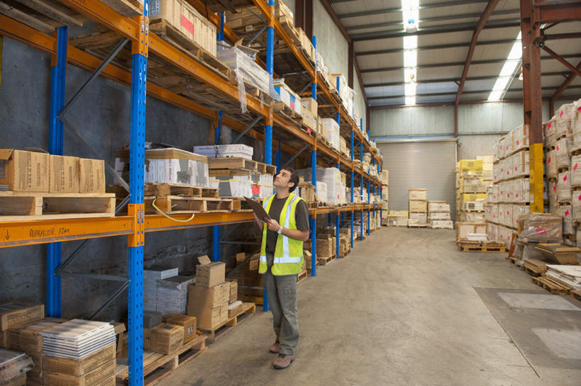 西方人,一个人,站,横图,室内,白天,正面,工作服,制服,照明,欧洲,欧洲人,仅一个男性,仅一个人,仅一个中年男性,一排,许多,握,整齐,包装,笔,材料,档案,文件,纸箱,灯光,办公用品,很多,拿,仓库,置物架,拿着,注视,顶灯,水笔,架子,灯,文具,排列,绿色,容器,学习用品,箱子,资料,灯具,观察,看,站着,握着,观看,文具用品,照亮,察看,照明设备,队列,关注,文档,纸板箱,记录板,陈列架,记事板,包装箱,工作制服,搁架,男人,男性,中年男性,白种人,抬头,仰头,站立,彩图,全身,工作套服,安全服,反光背心,反光服,反光衣,堆栈