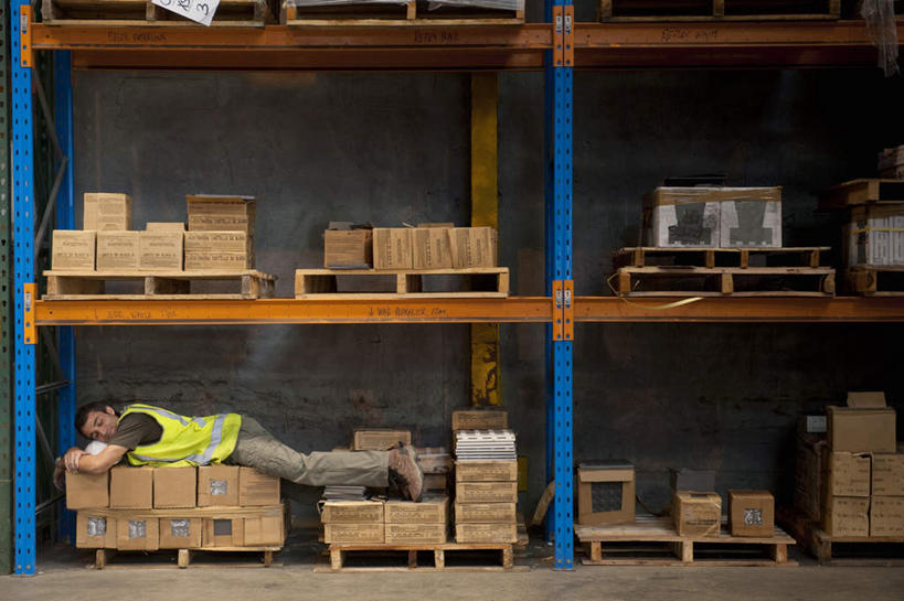 西方人,一个人,躺,闭眼,睡,横图,室内,白天,侧面,工作服,制服,欧洲,欧洲人,仅一个男性,仅一个人,仅一个中年男性,一排,许多,整齐,包装,纸箱,很多,仓库,置物架,扭头,架子,排列,绿色,容器,箱子,趴着,转头,队列,纸板箱,陈列架,包装箱,工作制服,搁架,卧着,男人,男性,中年男性,白种人,闭眼睛,闭着眼,闭着眼睛,困,困觉,趴,寝息,睡觉,躺着,卧,彩图,全身,工作套服,安全服,反光背心,反光服,反光衣,堆栈