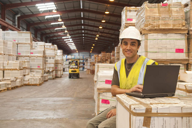 西方人,一个人,坐,笑,搬运,微笑,露齿笑,横图,室内,白天,正面,工作服,制服,电脑,笔记本电脑,技术,地板,帽子,照明,欧洲,欧洲人,仅一个男性,仅一个人,仅一个中年男性,一辆,一排,许多,敲打,整齐,网络,包装,头盔,纸箱,灯光,地面,很多,仓库,注视,输入,通讯设备,顶灯,木地板,车,灯,排列,绿色,白色,安全帽,容器,箱子,灯具,交通工具,打字,观察,看,机械,工程车,工业,观看,堆,点击,一台,敲击,照亮,工程,叉车,察看,无线,照明设备,队列,关注,载具,纸板箱,通信设备,无线网络,无线上网,便携式电脑,包装箱,一顶,交通运输,工作制服,工作车,按键,手提电脑,男人,男性,中年男性,白种人,坐着,半身,彩图,工作套服,安全服,反光背心,反光服,反光衣,堆栈