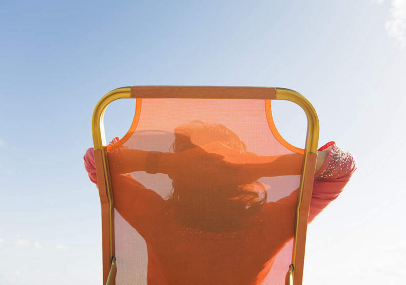 西方人,一个人,躺,举,横图,室外,白天,仰视,椅子,欧洲,欧洲人,仅一个女性,仅一个人,一把,阴影,服装,光线,影子,躺椅,休闲装,衣服,粉色,蓝色,蓝天,天空,阳光,天,托,仅一个中年女性,休闲,休闲服,搭,服饰,晴朗,沙滩椅,搭着,万里无云,卧着,女人,女性,中年女性,白种人,晴空,晴空万里,举起,举手,举着,躺着,卧,向上举,向上伸,向上托,半身,彩图,低角度拍摄