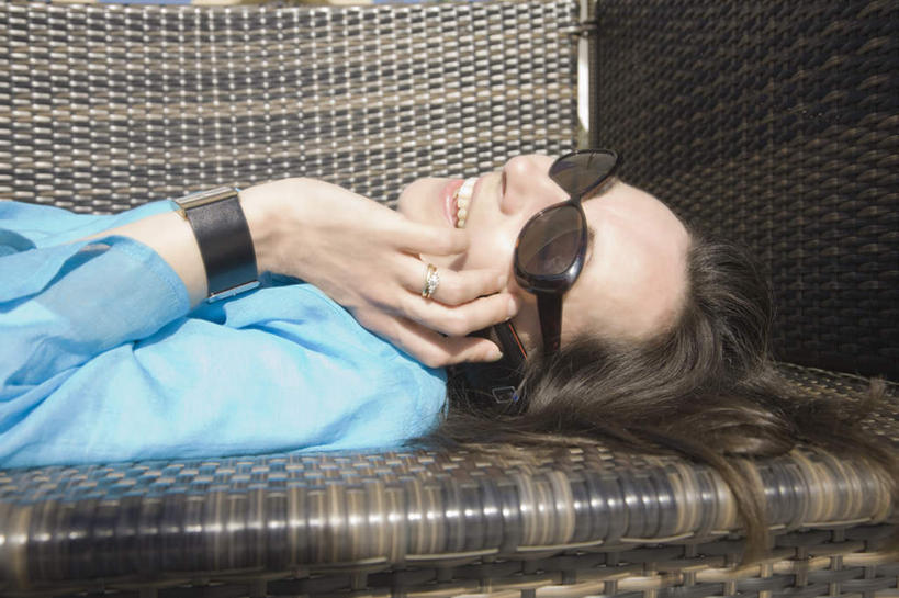 西方人,一个人,躺,笑,打电话,微笑,露齿笑,横图,室外,白天,侧面,电话,手机,椅子,欧洲,欧洲人,仅一个女性,仅一个人,一副,握,服装,墨镜,眼镜,拿,拿着,注视,休闲装,通讯设备,装饰品,一个,衣服,蓝色,黑色,饰品,手链,首饰,太阳镜,太阳眼镜,观察,看,仅一个中年女性,休闲,休闲服,遮阳镜,握着,服饰,手镯,单个,观看,察看,关注,镯子,卧着,交流,女人,女性,中年女性,白种人,沟通,躺着,通话,卧,半身,彩图