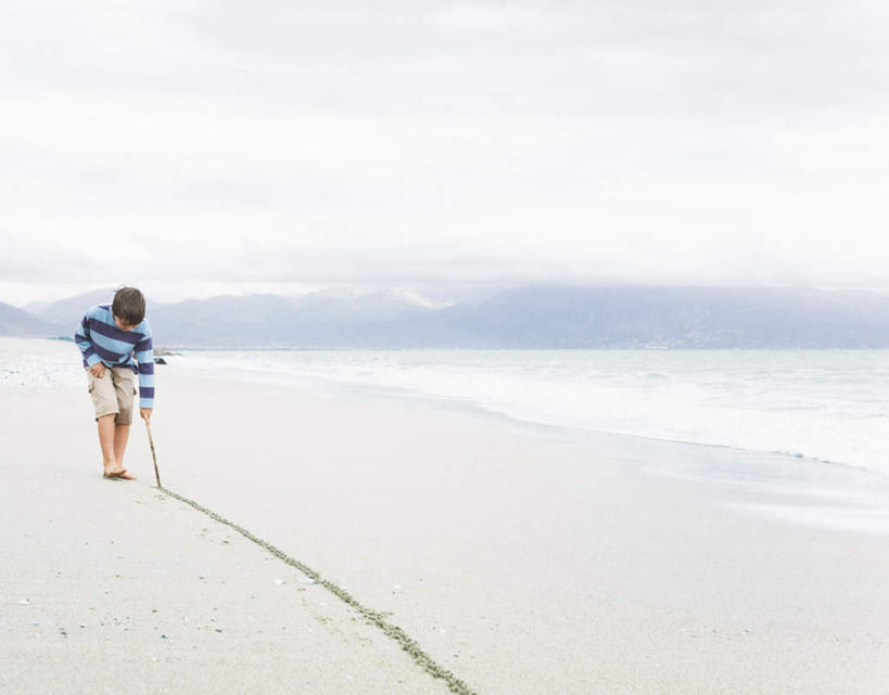 西方人,儿童,一个人,站,横图,室外,白天,正面,纯洁,海浪,海洋,沙滩,欧洲,欧洲人,仅一个男性,仅一个人,一根,弯腰,握,阴影,服装,光线,棍子,沙子,线条,影子,海岸,浪花,水平线,云,云朵,辽阔,海平线,沙地,拿,云彩,拿着,注视,休闲装,小孩,衣服,蓝色,白云,蓝天,天空,阳光,海水,天,观察,看,站着,仅一个小孩,休闲,广阔,休闲服,可爱,童年,童趣,握着,服饰,晴朗,观看,一望无际,察看,关注,海景,童真,烂漫,无邪,弯身,无边无际,一马平川,天真,男孩,男人,男性,白种人,孩子,大海,风浪,海,海水的波动,海滩,近岸浪,涌浪,晴空,站立,彩图,全身,水天相接,水天一线,男生