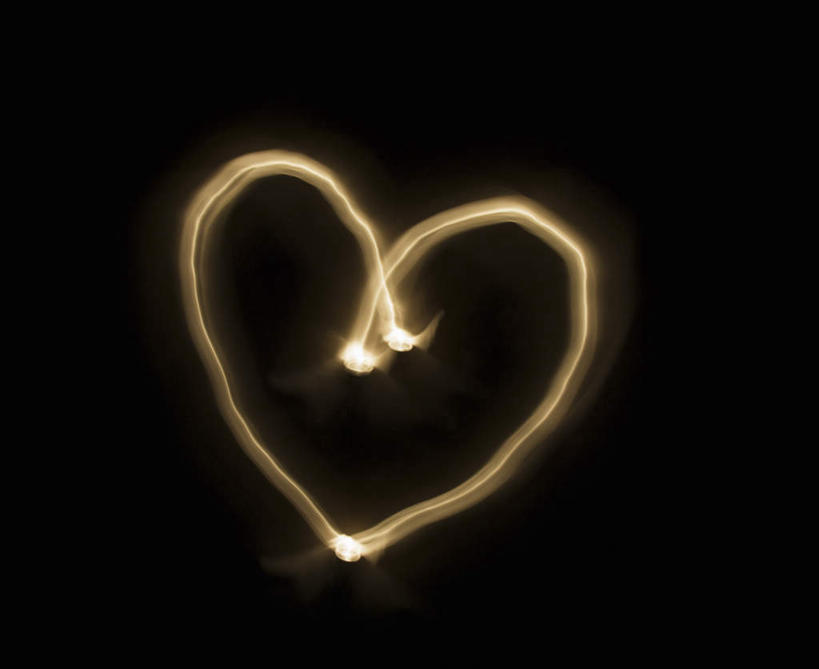 无人,横图,俯视,室内,特写,白天,爱情,桌面,桌子,黑色背景,爱心,木制,光亮,浪漫,一个,木制品,温暖,温馨,心形,恩爱,摄影,影棚,单个,和睦,光明,光洁,心型,彩图,高角度拍摄,影棚拍摄,拍摄,融洽