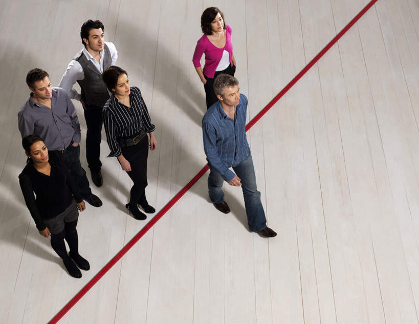 西方人,同事,商务人士,商务男性,商务女性,站,走,横图,俯视,室内,白天,衬衫,成功,合作,团队,集体,信心,欧洲,欧洲人,握,阴影,套装,反射,瓷砖,地砖,线条,影子,地面,许多人,注视,队伍,红色,观察,看,站着,一群人,握着,观看,察看,领导,双手插袋,成就,关注,商务装,手插袋,合伙,领袖,工薪阶层,双手抄兜,双手放兜,男人,男性,年轻男性,年轻女性,女人,女性,中年男性,中年女性,白种人,白领,上班族,步行,插兜,两手抄兜,两手放兜,散步,手插兜,手放口袋,站立,走路,彩图,高角度拍摄,全身,衬衣,手抄兜