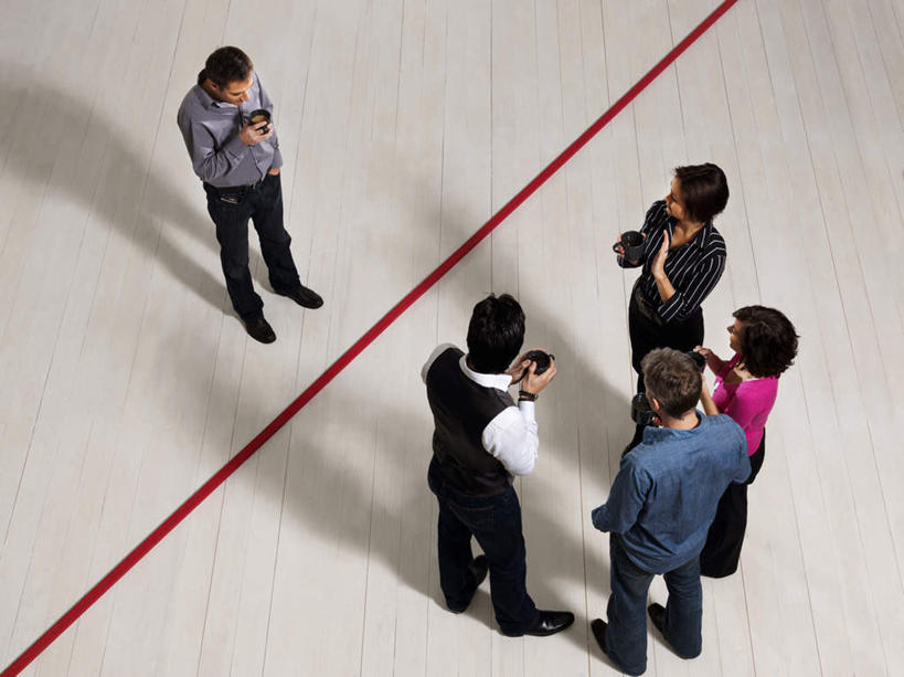 西方人,同事,商务人士,商务男性,商务女性,站,横图,俯视,室内,白天,衬衫,成功,合作,团队,集体,信心,杯子,欧洲,欧洲人,握,阴影,套装,反射,瓷器,瓷砖,地砖,线条,影子,咖啡杯,陶瓷制品,地面,许多人,拿,拿着,扭头,注视,队伍,红色,低头,观察,看,站着,转头,一群人,握着,观看,察看,领导,成就,关注,瓷杯,商务装,合伙,领袖,工薪阶层,垂头,男人,男性,年轻男性,年轻女性,女人,女性,中年男性,中年女性,白种人,白领,上班族,站立,彩图,高角度拍摄,全身,衬衣