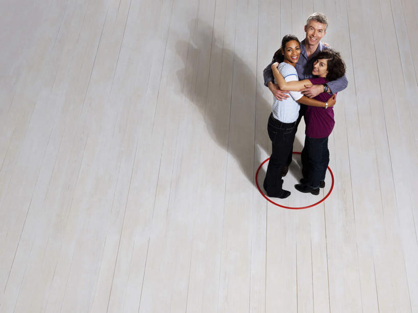 西方人,三个人,同事,商务人士,商务男性,商务女性,站,抱,横图,俯视,室内,白天,衬衫,成功,合作,团队,集体,信心,欧洲,欧洲人,阴影,套装,反射,圆形,瓷砖,地砖,线条,影子,地面,队伍,红色,靠,靠着,站着,搭,抱着,领导,搂着,成就,搭着,商务装,合伙,领袖,工薪阶层,男人,男性,年轻女性,女人,女性,中年男性,中年女性,白种人,白领,上班族,怀抱,搂,搂抱,抬头,相抱,仰头,拥抱,站立,彩图,高角度拍摄,全身,衬衣