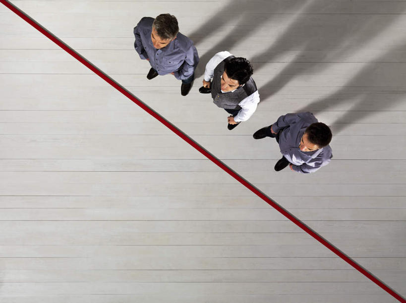 西方人,三个人,同事,商务人士,商务男性,站,横图,俯视,室内,白天,衬衫,成功,合作,团队,集体,信心,欧洲,欧洲人,一排,阴影,套装,整齐,反射,瓷砖,地砖,线条,影子,地面,注视,队伍,排列,红色,观察,看,站着,搭,观看,察看,领导,成就,搭着,队列,关注,商务装,合伙,领袖,工薪阶层,男人,男性,中年男性,白种人,白领,上班族,站立,彩图,高角度拍摄,全身,衬衣