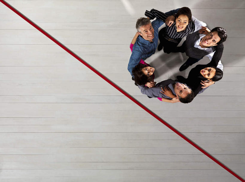 西方人,同事,商务人士,商务男性,商务女性,站,横图,俯视,室内,白天,衬衫,成功,合作,团队,集体,信心,欧洲,欧洲人,阴影,套装,反射,圆形,瓷砖,地砖,线条,影子,地面,许多人,注视,队伍,红色,观察,看,靠,靠着,站着,一群人,搭,观看,察看,领导,成就,搭着,关注,商务装,合伙,领袖,工薪阶层,男人,男性,年轻女性,女人,女性,中年男性,中年女性,白种人,白领,上班族,抬头,仰头,站立,彩图,高角度拍摄,全身,衬衣