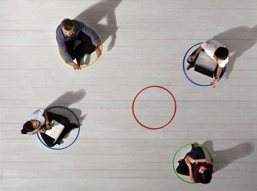 西方人,四个人,同事,商务人士,商务男性,商务女性,坐,盘腿,横图,俯视,彩色,室内,白天,衬衫,锻炼,成功,运动,合作,团队,集体,信心,电脑,笔记本电脑,地板,欧洲,欧洲人,五个,许多,阴影,套装,反射,网络,影子,地面,注视,通讯设备,运动器械,队伍,木地板,看,健身器械,无线,领导,成就,关注,呼啦圈,通信设备,商务装,无线网络,健身器材,合伙,领袖,无线上网,便携式电脑,工薪阶层,健身圈,体育,手提电脑,男人,男性,年轻女性,女人,女性,中年男性,中年女性,白种人,白领,上班族,盘腿而坐,盘膝,盘着腿的,盘着腿坐,双腿交叉,坐着,彩图,高角度拍摄,全身,衬衣,健身,运动器材