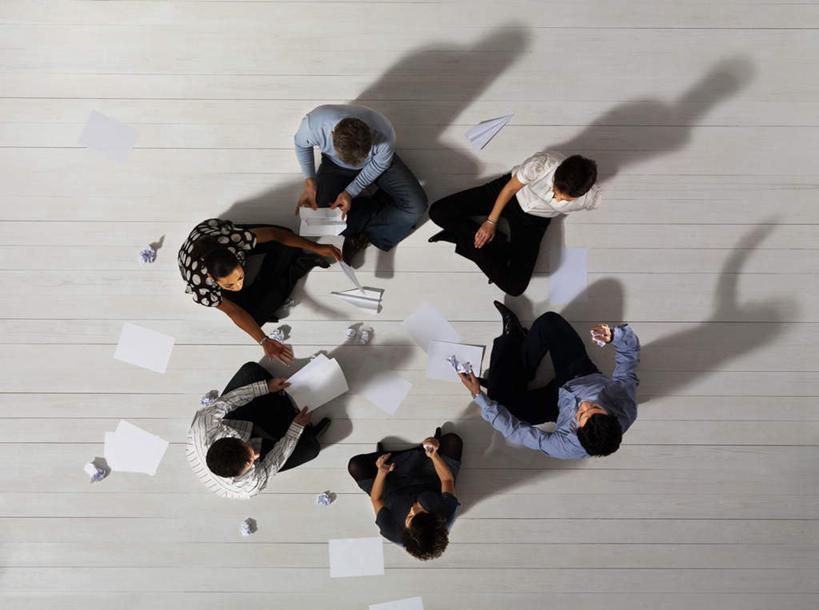 西方人,同事,商务人士,商务男性,商务女性,坐,举,盘腿,横图,俯视,室内,白天,衬衫,成功,合作,团队,集体,信心,地板,飞机,欧洲,欧洲人,阴影,套装,艺术,环绕,围绕,反射,材料,档案,文件,影子,折纸,纸,纸艺,手工艺品,地面,许多人,凌乱,环抱,注视,文化,队伍,木地板,手稿,纸制品,资料,工艺品,看,托,一群人,纸团,纸飞机,证明,混乱,领导,高雅,成就,关注,文档,商务装,合伙,领袖,工薪阶层,工艺折纸,自信心,品位,萦绕,纷乱,缭乱,庞杂,男人,男性,年轻女性,女人,女性,中年男性,中年女性,白种人,白领,上班族,举起,举手,举着,盘腿而坐,盘膝,盘着腿的,盘着腿坐,双腿交叉,向上举,向上伸,向上托,坐着,彩图,高角度拍摄,全身,衬衣