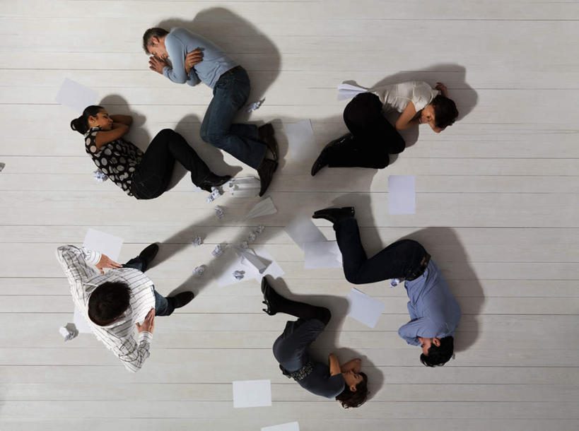 西方人,同事,商务人士,商务男性,商务女性,站,躺,横图,俯视,室内,白天,衬衫,成功,合作,团队,集体,信心,地板,飞机,欧洲,欧洲人,阴影,套装,艺术,环绕,围绕,反射,材料,档案,文件,影子,折纸,纸,纸艺,手工艺品,地面,许多人,凌乱,环抱,文化,队伍,木地板,手稿,纸制品,资料,工艺品,叉腰,站着,一群人,纸团,纸飞机,证明,混乱,领导,高雅,成就,文档,商务装,合伙,领袖,工薪阶层,工艺折纸,自信心,品位,萦绕,纷乱,缭乱,庞杂,卧着,男人,男性,年轻女性,女人,女性,中年男性,中年女性,白种人,白领,上班族,躺着,卧,站立,彩图,高角度拍摄,全身,衬衣