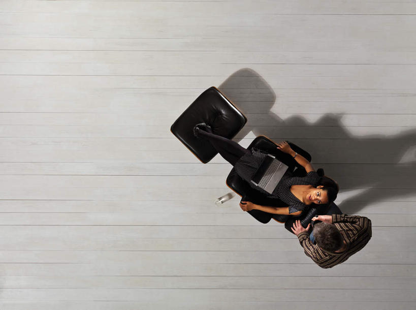 西方人,两个人,同事,商务人士,商务男性,商务女性,站,坐,横图,俯视,室内,白天,衬衫,成功,合作,团队,集体,信心,电脑,笔记本电脑,地板,桌子,椅子,欧洲,欧洲人,阴影,套装,反射,网络,影子,办公桌,地面,注视,通讯设备,队伍,木地板,会议椅,看,站着,办公椅,无线,领导,成就,关注,通信设备,商务装,无线网络,合伙,领袖,无线上网,便携式电脑,工薪阶层,商务椅,培训椅,手提电脑,男人,男性,年轻女性,女人,女性,中年男性,白种人,白领,上班族,抬头,仰头,站立,坐着,彩图,高角度拍摄,全身,衬衣