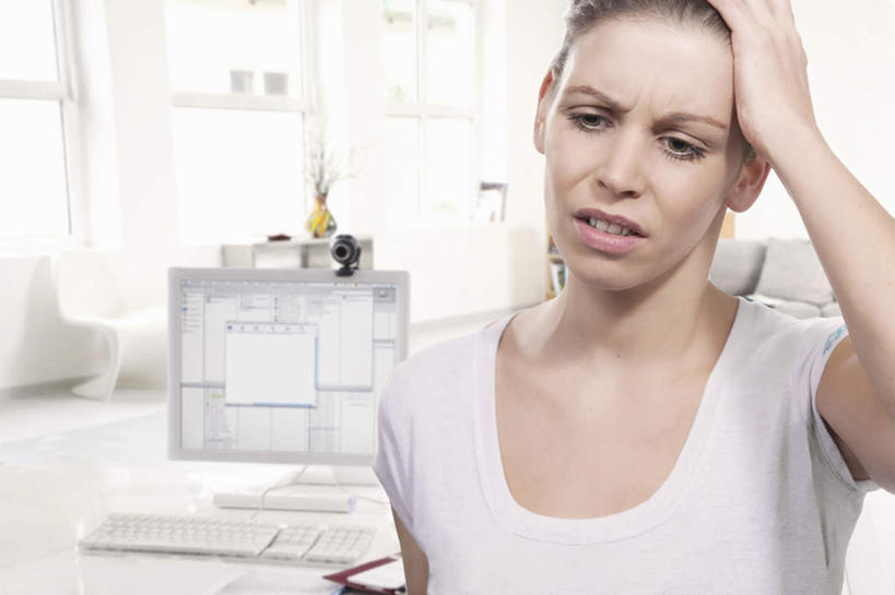 西方人,一个人,商务人士,商务女性,办公室,坐,举,横图,室内,白天,正面,电脑,显示器,鼠标,键盘,窗户,桌子,欧洲,欧洲人,仅一个年轻女性,仅一个女性,仅一个人,阴影,套装,朦胧,模糊,反射,网络,影子,办公桌,墙,注视,输入设备,通讯设备,玻璃窗,墙壁,墙面,白色,观察,看,托,台式电脑,观看,察看,忧愁,发愁,关注,通信设备,商务装,工薪阶层,输出设备,年轻女性,女人,女性,白种人,白领,上班族,举起,举手,举着,向上举,向上伸,向上托,坐着,半身,彩图