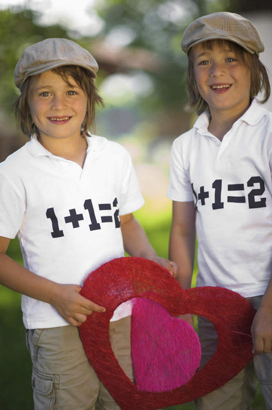 西方人,儿童,两个人,家庭,双胞胎,站,举,笑,微笑,露齿笑,竖图,室外,白天,正面,爱情,纯洁,草地,草坪,植物,帽子,欧洲,欧洲人,阴影,服装,爱心,朦胧,模糊,装饰,光线,影子,浪漫,注视,休闲装,装饰品,草,小孩,衣服,红色,绿色,白色,阳光,遮阳帽,装饰物,观察,看,托,站着,张嘴,休闲,温暖,温馨,心形,一家人,休闲服,恩爱,可爱,童年,童趣,服饰,观看,华丽,修饰,点缀,和睦,察看,关注,饰物,张大嘴巴,童真,烂漫,无邪,衬托,美观,雅致,雅观,天真,男孩,男人,男性,白种人,孩子,心型,张开嘴,举起,举手,举着,向上举,向上伸,向上托,站立,半身,彩图,融洽,男生