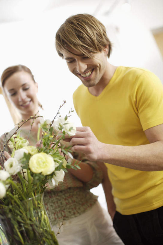 西方人,两个人,站,笑,微笑,露齿笑,竖图,室内,白天,正面,爱情,欧洲,欧洲人,许多,握,阴影,服装,朦胧,模糊,盛开,反射,影子,墙,很多,浪漫,拿,花蕾,拿着,注视,休闲装,墙壁,墙面,花,花瓣,花朵,鲜花,衣服,黄色,白色,花苞,花蕊,低头,观察,看,站着,一束,休闲,温暖,温馨,休闲服,恩爱,握着,恋人,服饰,观看,和睦,察看,关注,男人,男性,年轻女性,女人,女性,中年男性,白种人,情侣,站立,半身,彩图,伴侣,融洽