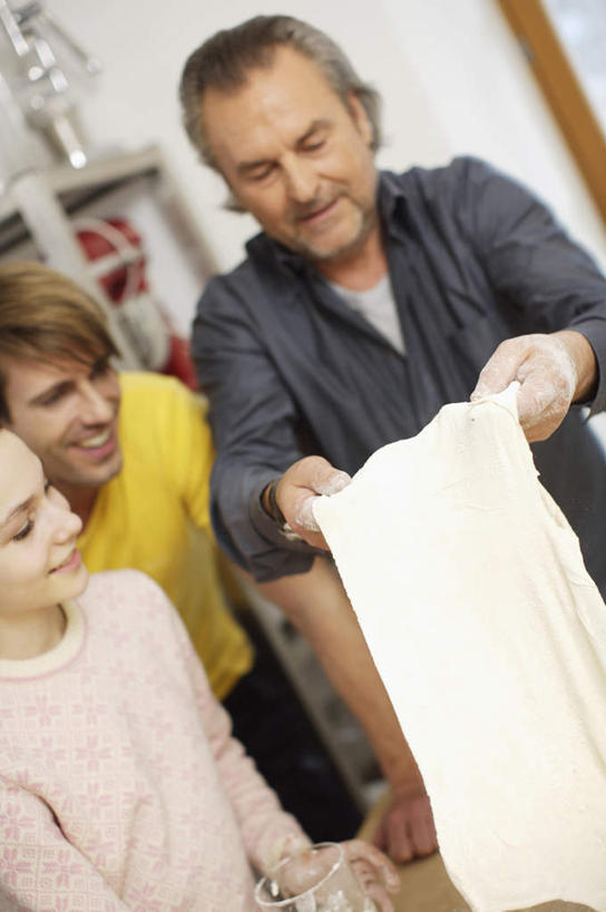 点心,面包,西方人,儿童,老年人,三个人,家庭,父亲,儿子,祖父,站,竖图,室内,白天,正面,纯洁,厨房,欧洲,欧洲人,握,阴影,服装,反射,粉末,影子,墙,面粉,食品,面点,拿,粮食,拿着,注视,休闲装,墙壁,墙面,食物,糕点,小孩,衣服,黄色,灰色,低头,观察,看,站着,休闲,温暖,温馨,父子,一家人,休闲服,粉,父爱,可爱,童年,童趣,握着,服饰,爷爷,观看,祖孙,农产品,和睦,察看,关注,童真,烂漫,无邪,原材料,外孙女,外公,外祖父,粉状,天真,老年男性,男人,男性,女孩,中年男性,白种人,孩子,孙女,站立,半身,彩图,灶间,融洽,女生