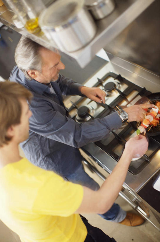 西方人,两个人,家庭,父亲,儿子,站,竖图,俯视,室内,白天,烹饪,烧烤,厨房,厨具,金属制品,欧洲,欧洲人,握,阴影,服装,反射,金属,锅子,影子,烤肉,拿,置物架,拿着,注视,休闲装,锅,架子,衣服,黄色,灰色,低头,观察,看,站着,休闲,温暖,温馨,父子,一家人,休闲服,父爱,握着,服饰,锅具,观看,灶具,和睦,察看,关注,燃气灶,陈列架,烹饪用具,燃气具,搁架,老年男性,男人,男性,中年男性,白种人,烹调用具,烹调,站立,半身,彩图,高角度拍摄,灶间,融洽