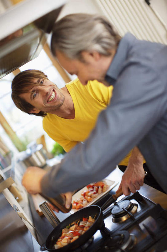 西方人,两个人,家庭,父亲,儿子,站,笑,微笑,露齿笑,竖图,室内,白天,正面,烹饪,烧烤,厨房,厨具,金属制品,欧洲,欧洲人,握,阴影,服装,反射,金属,锅子,影子,烤肉,拿,置物架,拿着,注视,休闲装,锅,架子,衣服,黄色,灰色,低头,观察,看,站着,休闲,温暖,温馨,父子,一家人,休闲服,父爱,握着,服饰,锅具,观看,灶具,和睦,察看,关注,燃气灶,陈列架,烹饪用具,燃气具,搁架,老年男性,男人,男性,中年男性,白种人,烹调用具,烹调,站立,半身,彩图,灶间,融洽