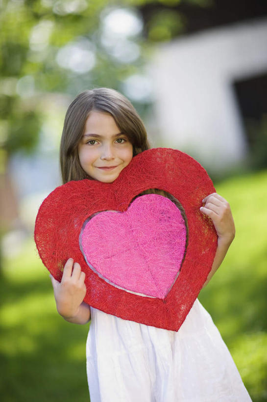 西方人,儿童,一个人,站,笑,微笑,竖图,室外,白天,正面,裙子,爱情,纯洁,草地,草坪,植物,欧洲,欧洲人,仅一个女性,仅一个人,握,阴影,连衣裙,爱心,朦胧,模糊,装饰,光线,影子,浪漫,拿,拿着,注视,装饰品,草,小孩,红色,绿色,白色,阳光,装饰物,观察,看,站着,仅一个小孩,温暖,温馨,心形,恩爱,可爱,童年,童趣,握着,观看,华丽,修饰,点缀,和睦,察看,关注,饰物,童真,烂漫,无邪,衬托,美观,雅致,雅观,天真,女孩,女人,女性,白种人,孩子,心型,站立,半身,彩图,融洽,女生