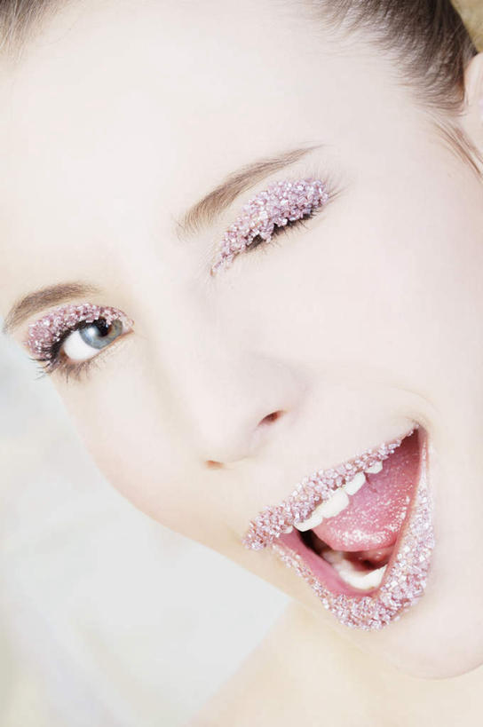 西方人,脸,头,脸颊,头发,一个人,站,笑,微笑,竖图,室内,特写,白天,白色背景,正面,化妆,美容,欧洲,欧洲人,仅一个年轻女性,仅一个女性,仅一个人,护肤,注视,裸露,紫色,黑色,彩妆,唇彩,唇膏,观察,看,站着,张嘴,保养,享受,休闲,眼影,放松,保健,摄影,影棚,观看,察看,关注,裸,张大嘴巴,养颜,年轻女性,女人,女性,白种人,头部,长发,直发,脸部,脸蛋,面部,张开嘴,站立,半身,彩图,影棚拍摄,拍摄