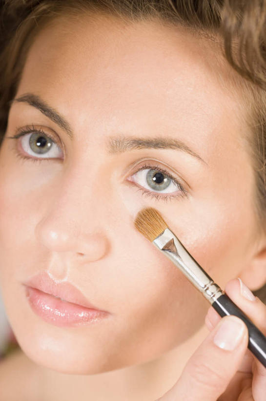 西方人,脸,头,脸颊,手,一个人,竖图,俯视,室内,特写,白天,化妆,美容,欧洲,欧洲人,仅一个年轻女性,仅一个女性,仅一个人,护肤,握,阴影,反射,影子,拿,拿着,注视,裸露,彩妆,化妆刷,刷子,观察,看,保养,享受,休闲,手部,放松,握着,保健,腮红刷,观看,单手,察看,美容工具,关注,裸,养颜,彩妆刷,化妆工具,年轻女性,女人,女性,白种人,头部,脸部,脸蛋,面部,半身,彩图,高角度拍摄