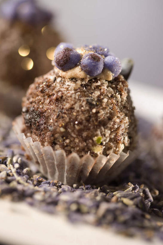 无人,竖图,室内,特写,白天,正面,爱情,阴影,朦胧,模糊,反射,影子,食品,糖,糖果,甜点,甜品,浪漫,食物,一个,紫色,甜食,香草,巧克力,薰衣草,单个,朱古力,纸托,呼吸,灵香草,黄香草,奇迹,彩图