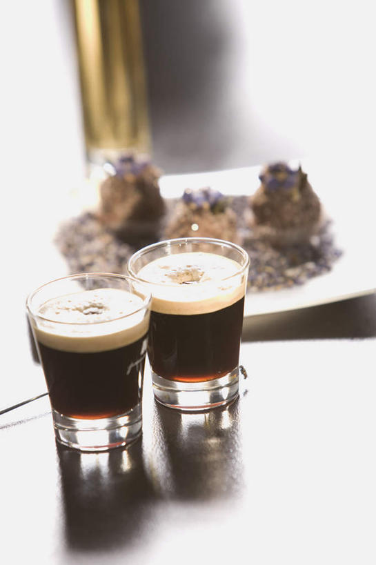 咖啡,无人,竖图,俯视,室内,白天,幸福,餐桌,桌子,杯子,餐具,阴影,朦胧,模糊,反射,碟子,盘,影子,食品,糖,糖果,甜点,甜品,两杯,娱乐,玻璃制品,食物,饮料,盘子,水杯,碟,甜食,巧克力,享受,休闲,温馨,放松,乐趣,餐台,朱古力,提神,舒适,咖啡店,醒脑,咖啡屋,黑咖啡,软饮料,玻璃杯,彩图,高角度拍摄,咖啡馆