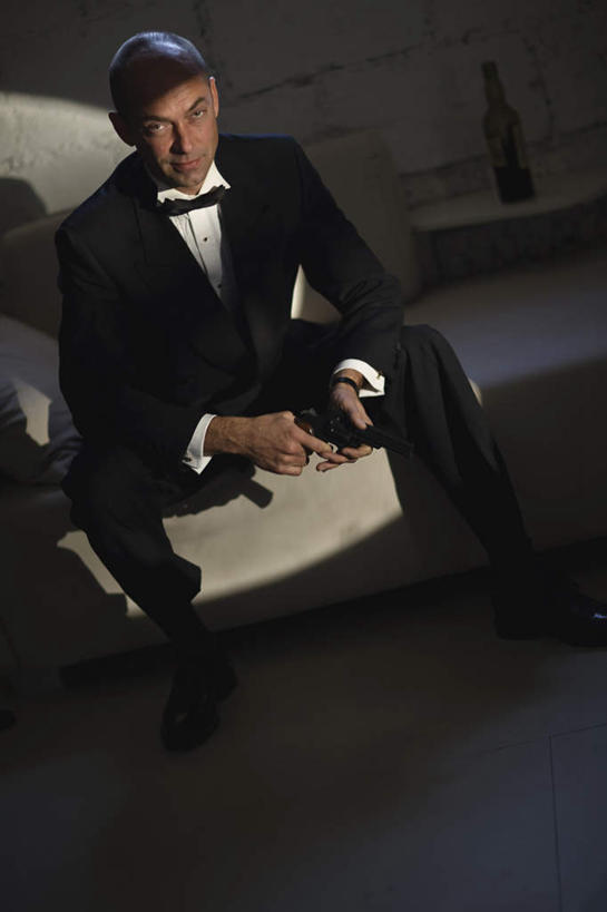 西方人,一个人,客厅,坐,竖图,俯视,室内,白天,衬衫,西装,竞争,沙发,欧洲,欧洲人,仅一个男性,仅一个人,仅一个中年男性,对抗,握,阴影,套装,正装,中间,冲突,光线,枪支,影子,灯光,拿,拿着,注视,职业装,破坏,观察,看,武器,战争,握着,手枪,观看,损坏,察看,起居室,攻击,威胁,对立,关注,矛盾,兵器,间谍,防御,枪械,布艺沙发,弹夹,敌对,挫败,斗争,抗拒,抗衡,杀伤,威慑,客堂,子弹夹,危险,男人,男性,中年男性,白种人,坐着,彩图,高角度拍摄,全身,衬衣,斥候,奸细,探子,细作,特工,特务