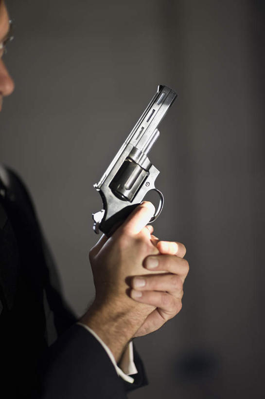 西方人,手,一个人,站,竖图,室内,特写,白天,侧面,衬衫,西装,竞争,欧洲,欧洲人,双手,仅一个男性,仅一个人,仅一个中年男性,对抗,握,阴影,套装,正装,中间,冲突,反射,枪支,影子,墙,拿,拿着,职业装,破坏,墙壁,墙面,站着,手部,武器,战争,握着,手枪,损坏,攻击,威胁,对立,矛盾,兵器,间谍,左轮手枪,转轮手枪,防御,枪械,弹夹,敌对,挫败,斗争,抗拒,抗衡,杀伤,威慑,子弹夹,危险,男人,男性,中年男性,白种人,站立,半身,彩图,衬衣,斥候,奸细,探子,细作,特工,特务