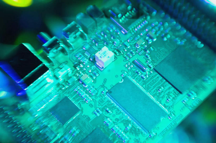 无人,横图,俯视,室内,特写,白天,科技,静物,金属制品,阴影,朦胧,模糊,反射,科学,金属,电路板,影子,庞大,线路板,芯片,复杂,印刷电路板,电脑芯片,运算,储存,集成电路,繁杂,PCB板铝基板,PCB电路板,超薄电路板,超薄线路板,高频板,彩图,高角度拍摄