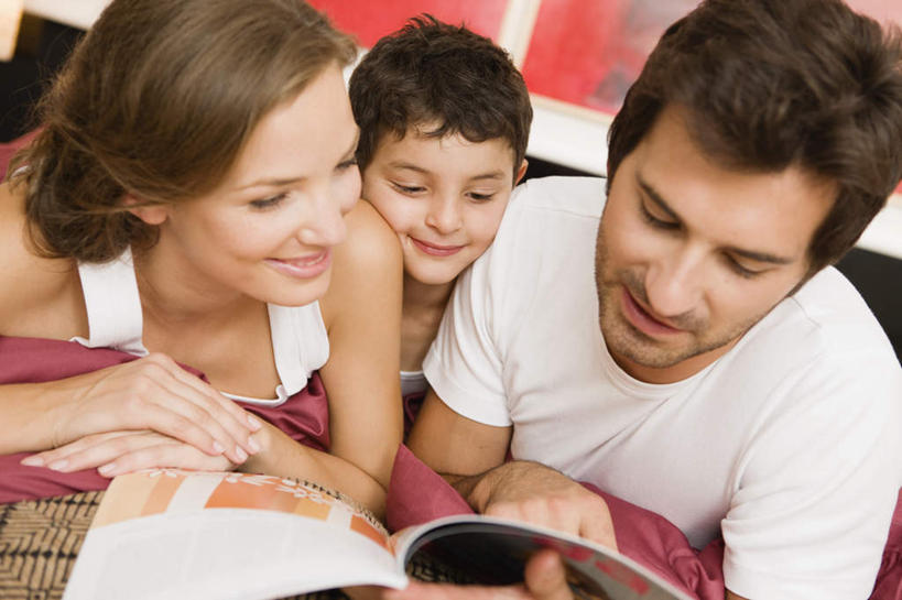 西方人,儿童,三个人,家庭,夫妻,母亲,父亲,儿子,坐,笑,微笑,横图,室内,白天,正面,爱情,纯洁,床,卧室,书籍,欧洲,欧洲人,握,阴影,服装,反射,影子,墙,双人床,床单,浪漫,拿,拿着,注视,休闲装,被子,墙壁,墙面,小孩,衣服,红色,白色,观察,看,休闲,温暖,温馨,父子,母子,三口之家,一家人,休闲服,恩爱,父爱,可爱,母爱,童年,童趣,握着,恋人,服饰,观看,和睦,察看,被单,关注,童真,烂漫,无邪,天真,男孩,男人,男性,年轻男性,年轻女性,女人,女性,白种人,孩子,年轻人,夫妇,情侣,书,图书,坐着,半身,彩图,睡房,卧房,伴侣,融洽,男生