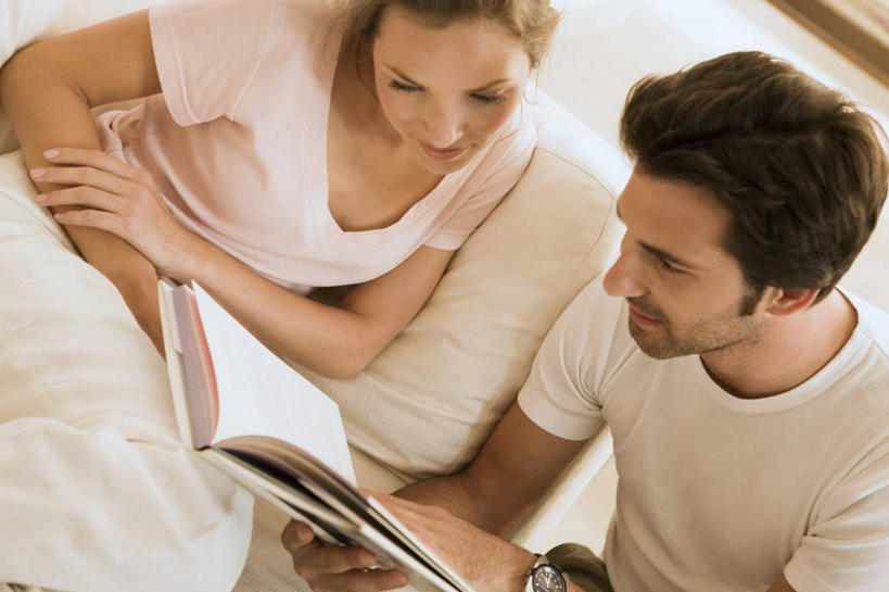 西方人,两个人,家庭,夫妻,客厅,坐,横图,俯视,室内,白天,爱情,沙发,书籍,欧洲,欧洲人,握,阴影,服装,反射,影子,浪漫,拿,拿着,注视,休闲装,衣服,粉色,白色,低头,观察,看,休闲,温暖,温馨,一家人,休闲服,恩爱,握着,恋人,服饰,观看,和睦,察看,起居室,关注,客堂,男人,男性,年轻男性,年轻女性,女人,女性,白种人,年轻人,夫妇,情侣,书,图书,坐着,半身,彩图,高角度拍摄,伴侣,融洽,皮沙发