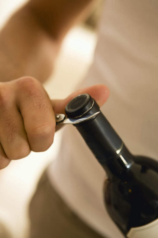 西方人,手,一个人,站,竖图,俯视,室内,特写,白天,欧洲,欧洲人,仅一个男性,仅一个人,握,阴影,服装,朦胧,模糊,反射,开瓶器,影子,开瓶,拿,红酒瓶,拿着,休闲装,玻璃制品,酒瓶,仅一个年轻男性,衣服,白色,玻璃瓶,瓶子,站着,休闲,手部,休闲服,握着,服饰,单手,开启,葡萄酒瓶,启瓶器,瓶启,红酒酒启,红酒开瓶器,红酒启瓶器,酒刀,酒开,酒起,葡萄酒开酒器,葡萄酒开瓶器,男人,男性,年轻男性,白种人,站立,半身,彩图,高角度拍摄,酒具