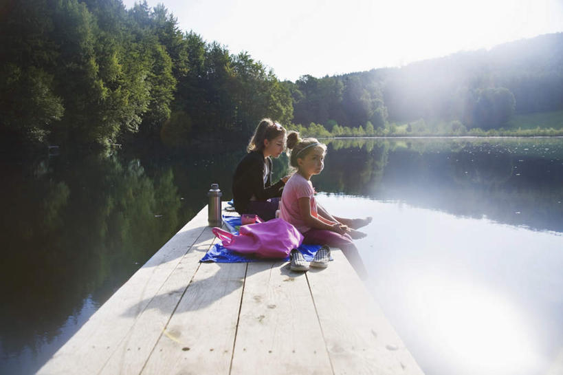 西方人,儿童,两个人,家庭,码头,坐,横图,室外,白天,侧面,纯洁,湖,湖泊,水,植物,港口,欧洲,欧洲人,阴影,服装,光线,木板,影子,湖面,水流,水面,桥,木桥,注视,休闲装,栈桥,树,树木,小孩,衣服,蓝色,绿色,倒影,蓝天,天空,阳光,自然,湖水,天,观察,看,休闲,温暖,温馨,一家人,休闲服,可爱,童年,童趣,服饰,生长,晴朗,成长,观看,人行桥,木板桥,和睦,察看,倒映,关注,童真,烂漫,无邪,万里无云,反照,天真,女孩,女人,女性,白种人,晴空,晴空万里,坐着,彩图,全身,摆渡口,埠头,渡口,渡头,港湾,海港,货运码头,口岸,商港,融洽,女生